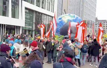 В Брюсселе проходит многотысячное шествие климатических активистов