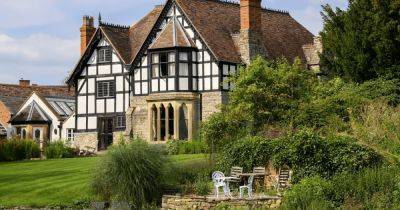 Стены из ​​розеток: в Англии продают дом с сюрпризом за $1,6 млн (фото)