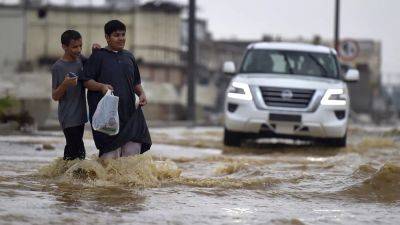 Саудовскую Аравию затопило после сильных дождей - видео наводнения