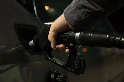 Цены на бензин и дизтопливо упали за месяц на 3 гривны за литр