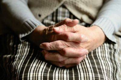 Одинокие престарелые и люди с инвалидностью ежемесячно будут получать матпомощь в 2024 году