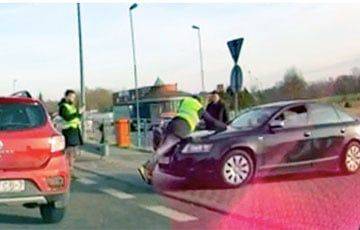 На польской границе водитель Audi пытался вклиниться в очередь и усадил человека на капот