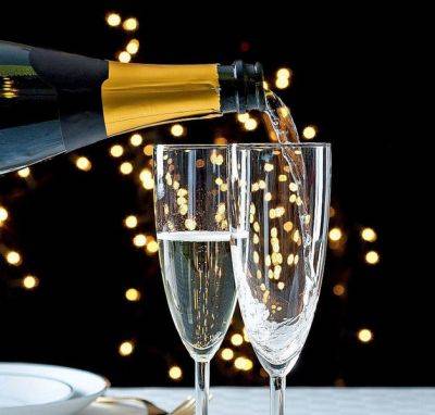 Пузырьки для особых случаев: как шампанское превратилось в один из символов Нового года
