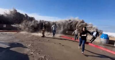 Слышно крики: огромная волна накрыла людей, наблюдавших за штормом с пляжа (видео)