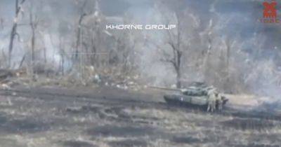 Украинский танк вплотную разнес позиции оккупантов и забрал бойцов ВСУ из окружения (видео)