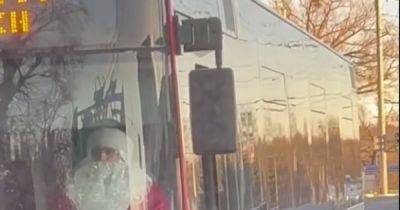 После ночных обстрелов: в Харькове водитель вышел на маршрут в костюме Святого Николая (видео)