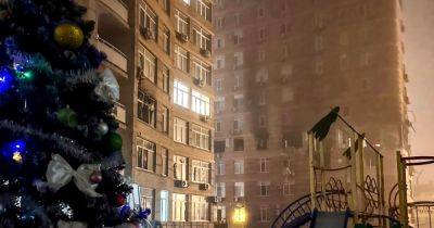 Возле разрушенной ракетой многоэтажки в Одессе зажгли новогоднюю елку (фото)