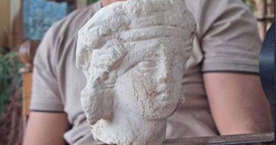 На руинах древнего города: посреди водного канала нашли голову греческого божества (фото)