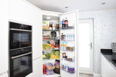 Всегда спасет: простой и эффективный способ избавиться от неприятного запаха из холодильника без усилий
