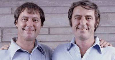 Не знали друг друга 39 лет: разлученные при рождении близнецы вели идентичную жизнь (фото)