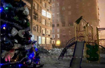 В Одессе зажгли гирлянды на елке во дворе зазрушенного дома | Новости Одессы