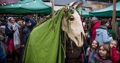 Жуткая рождественская традиция: жители Уэльса стучатся в двери с лошадиным черепом (фото)