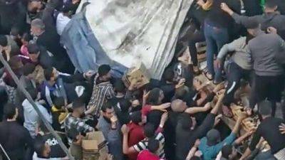 Видео: жители Газы грабят конвой с гуманитарной помощью