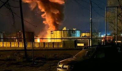 Взрывы в Луганске - дрон попал в нефтебазу, вспыхнул пожар - фото и видео