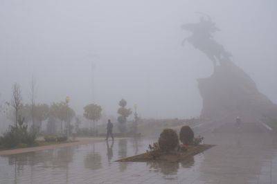 «Словно облако опустилось на город». Туман в Ургенче — в объективе Азамата Маткаримова