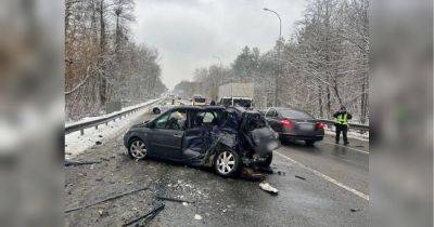 КамАЗ не учел скорости: в тройном ДТП под Киевом пострадали три человека