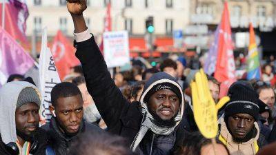 В Париже прошёл марш против расизма и закона об иммиграции - ru.euronews.com - Франция - Париж