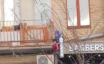 В Киеве ребенок застрял на крыше - его спасли неравнодушные люди - видео