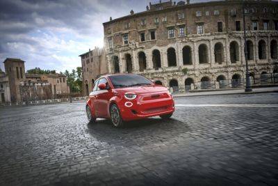 Fiat 500e 2024 — компактный электрокроссовер за $34 тыс., запас хода 240 км