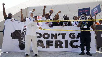 Экоактивисты провели акции протеста на COP28 в Дубае и Риме