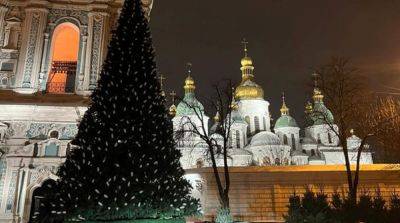 Появилось первое фото украшенной главной елки страны в Киеве