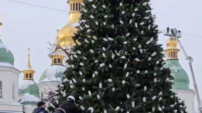 В Киеве начали украшать главную новогоднюю елку: украинцы поделились мнениями
