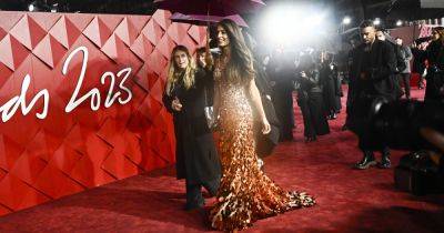 Амаль Клуни в золотом платье вышла на красную дорожку (фото)