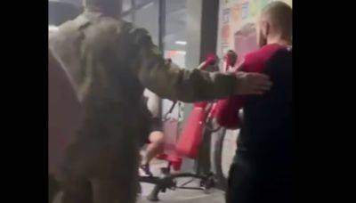 Мобилизация в Украине: в тренажерном зале Ужгорода мужчины в форме выдавали повестки