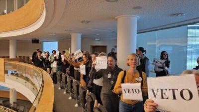 Бастующие учителя Литвы призвали президента наложить вето на госбюджет