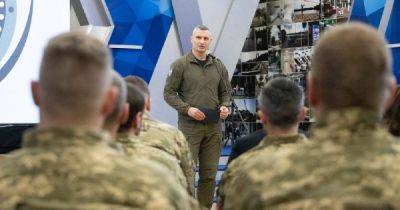Виталий Кличко в День ВСУ наградил военнослужащих из подразделений, сформированных при поддержке столицы