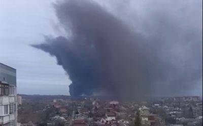 В Донецке взрывы в День ВСУ - фото и видео попадания в нефтебазу