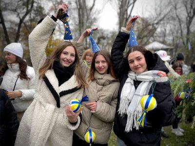 В Горсаду ученики украсили елку единства | Новости Одессы