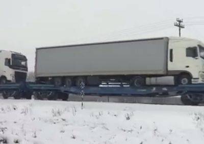 Блокада границы с Польшей - во Львовской области заметили поезд с фурами - видео