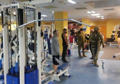 ТЦК в Мукачево и Хусте проверяли мужчин в спортзалах