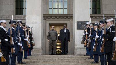 Министр обороны США "за закрытыми дверями" встретился с Умеровым в Пентагоне