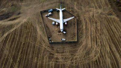 Утильные истории: севший в пшеничном поле самолет разберут на запчасти