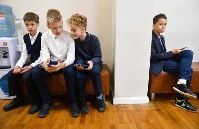 В России запретили школьникам использовать телефоны на уроках