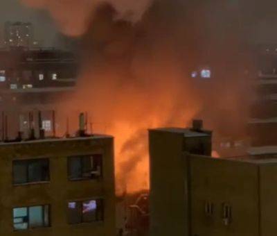 Жаркий зимний вечер в москве: дикое пламя охватило стратегический завод