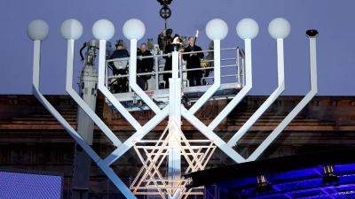 Еврейские общины по всему миру празднуют Хануку
