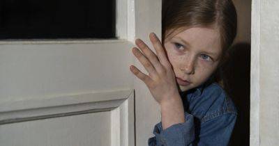 Что делать, если ребенок боится: 5 советов, как справиться со страхами, — психолог