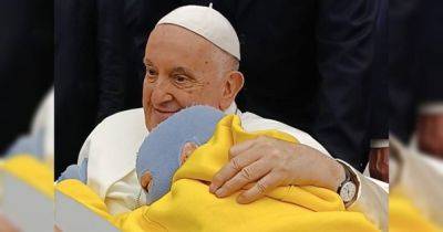 Получил благословение: ребенок, пострадавший от удара ВС РФ, встретился с Папой Римским (фото)