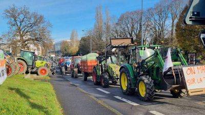 Французские фермеры заблокировали автотрассы в знак протеста против импорта еды