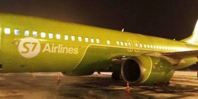 В России пассажирский Boeing срочно посадили из-за возгорания двигателя — росСМИ