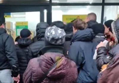 Толпа выломала двери секонд-хенда в Днепре: видео безумия