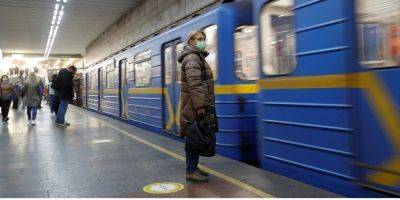 На день раньше. В Киевском метро уже перекрыли движение поездов на участке между Теремками и Демеевской