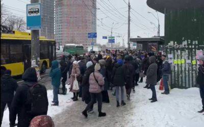 В Киеве на метро Лыбидская собралась толпа на остановке - видео