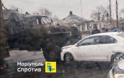 В Мариуполе российский грузовик с боекомплектом протаранил авто