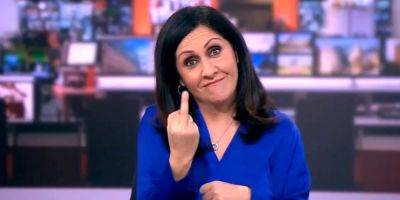 Ведущая BBC в прямом эфире показала зрителям непристойный жест. Позже она объяснила, что это было — видео - nv.ua - Украина - Англия - Великобритания