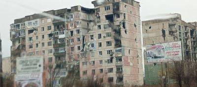 "Летом тут "нормально": В сети показали, как живут жители Северодонецка в доме с обрушенным подъездом