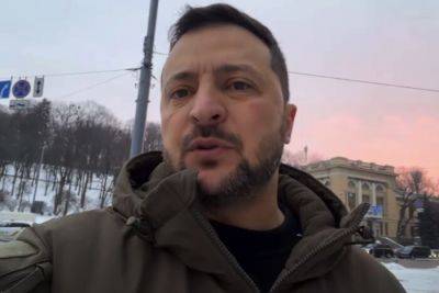 Зеленский поздравил украинских воинов с праздником, и показал, что благодаря ВСУ он свободно гуляет по Киеву - видео
